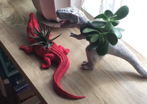Macetero de dinosaurio